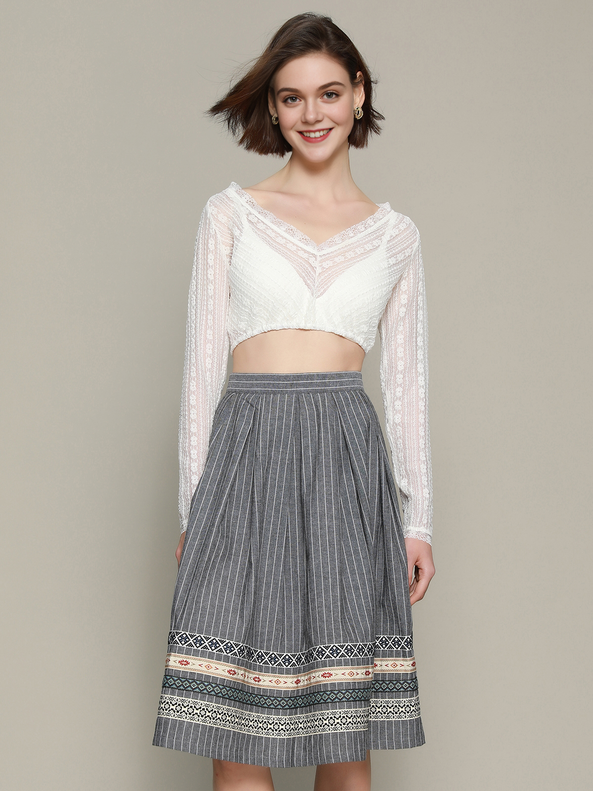 Modernes graues Dirndl mit hochgeschlossener Bluse
