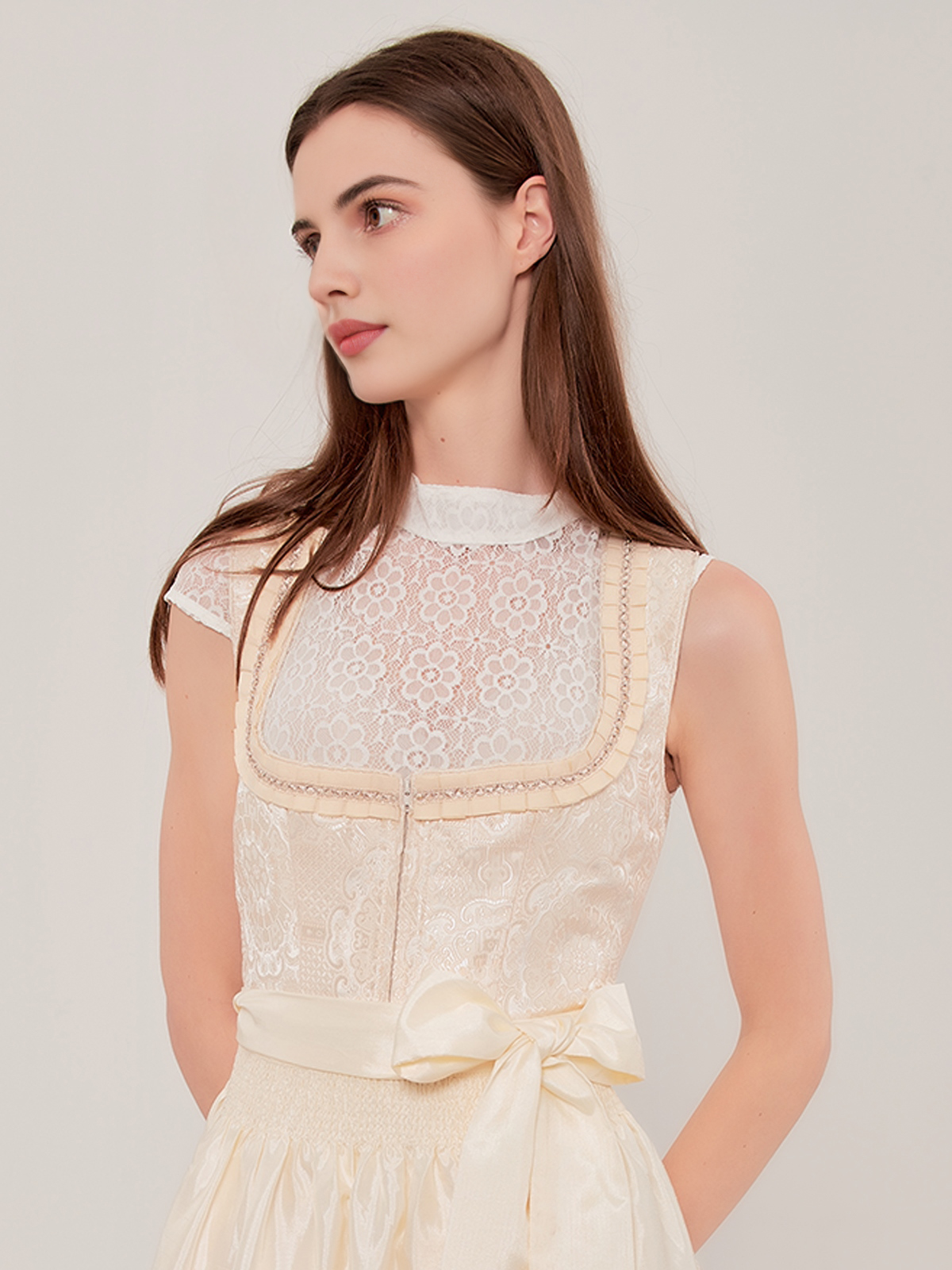 Ein elegantes weißes Dirndl mit traditionellen Details