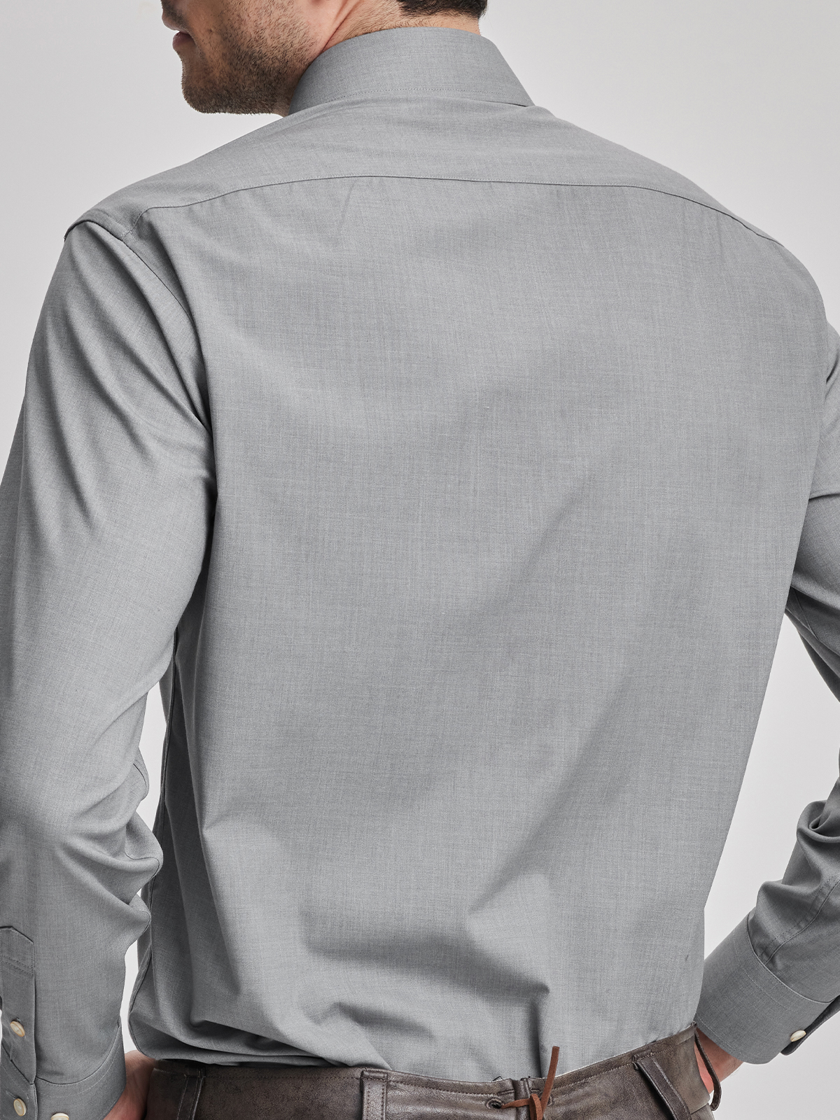 Traditionelles Dirndl in Grau