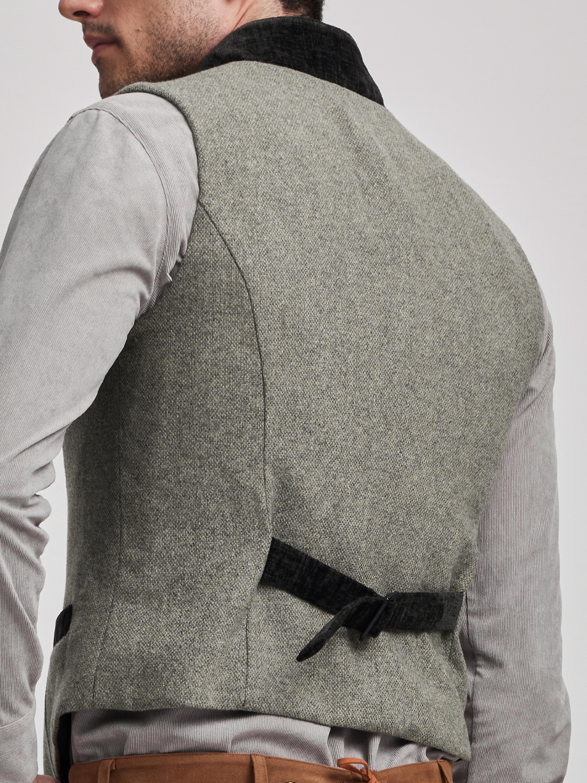 Modernes graues Dirndl mit Weste – perfekt für den urbanen Look