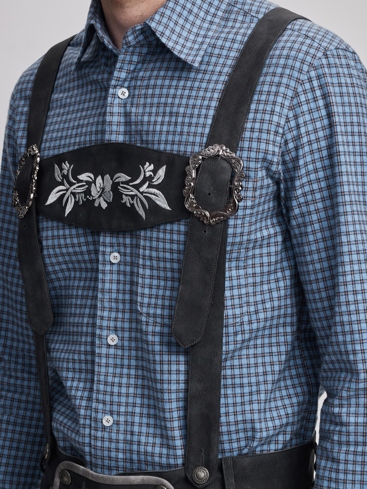 Dirndl in Grau mit modernem Schnitt