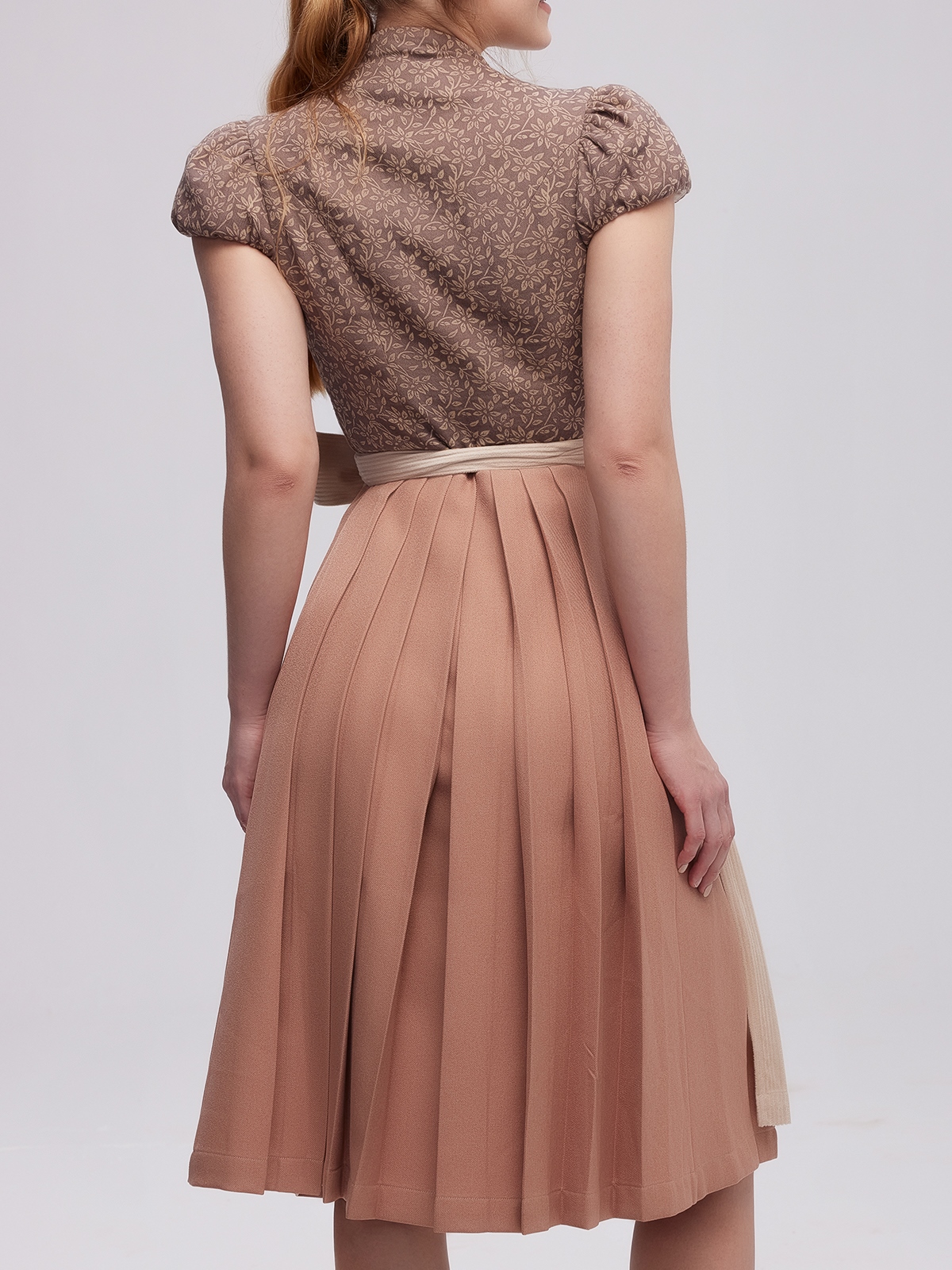 Dirndl mit schwarzer Strumpfhose – stilvoll und sinnlich