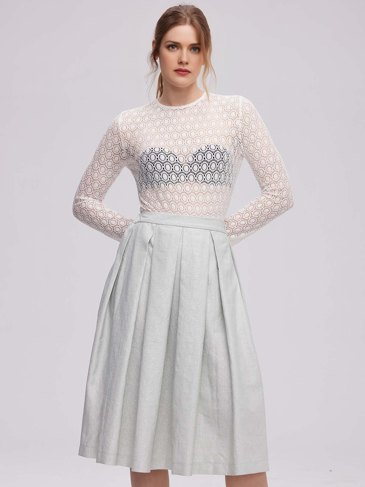 Ein elegantes hellgelbes Dirndl mit floralen Details