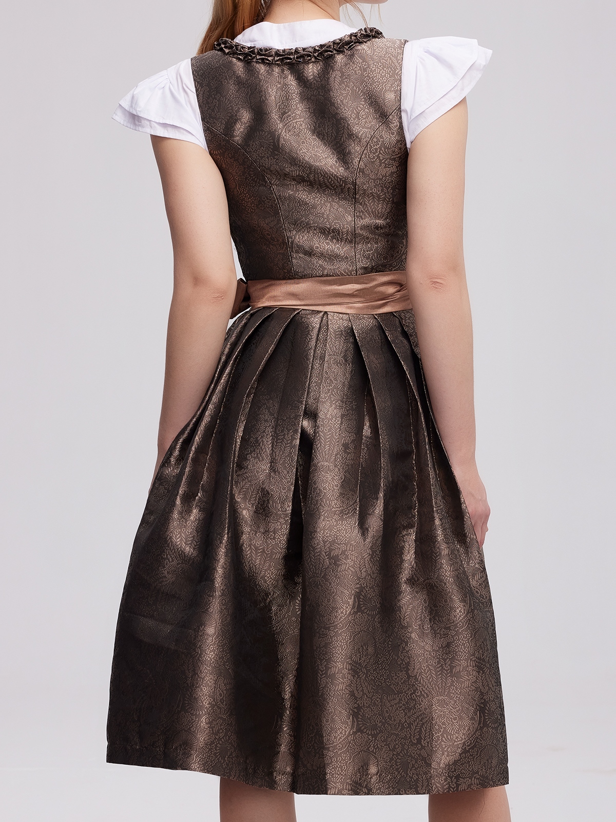 Dirndl in Braun mit traditionellen Details