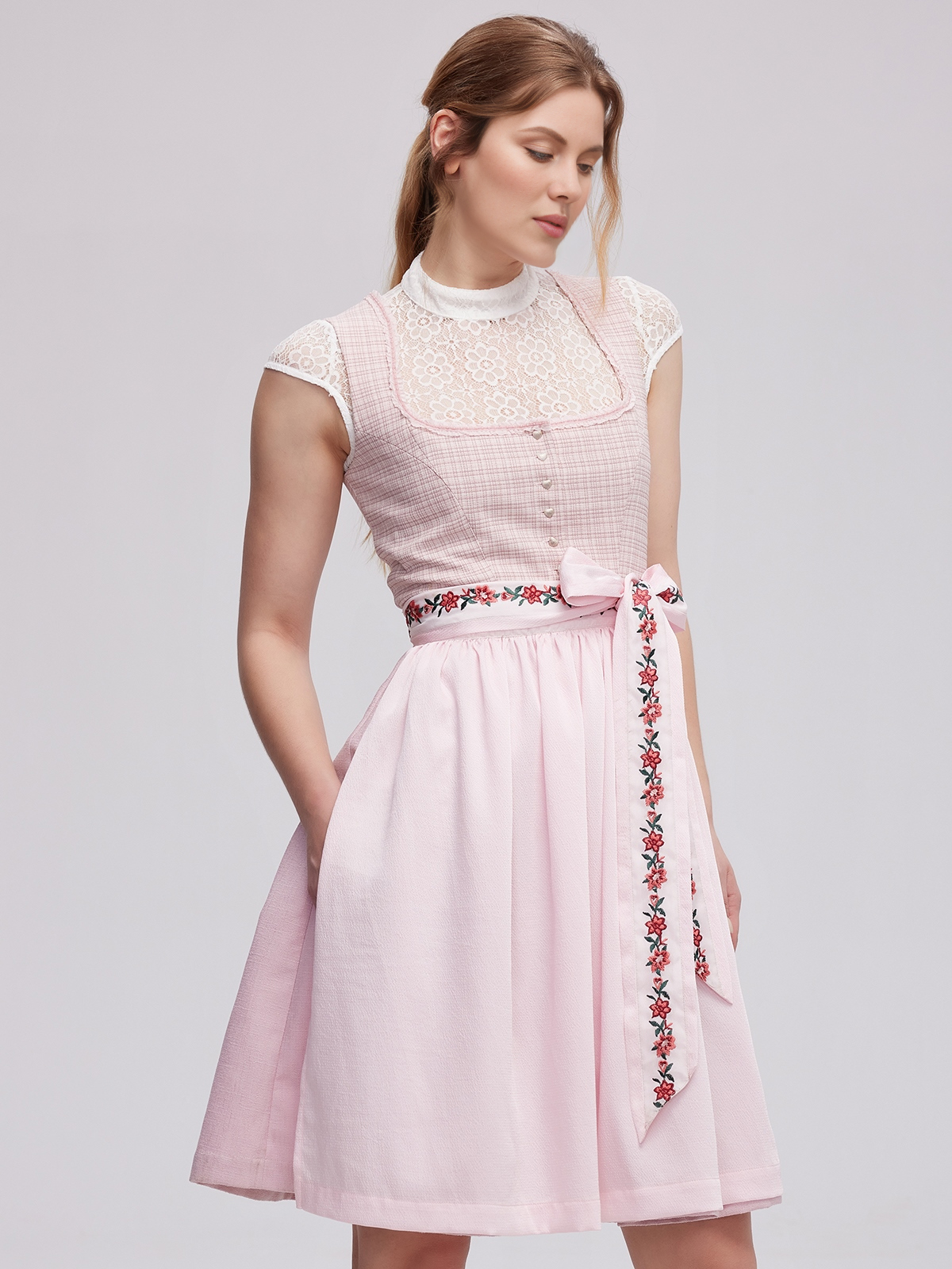 Dirndl mit hochgeschlossener Bluse in Rosa