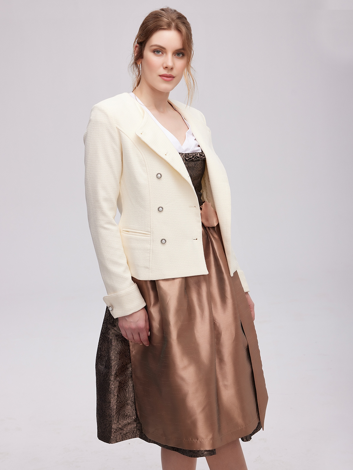 Elegantes weißes Dirndl