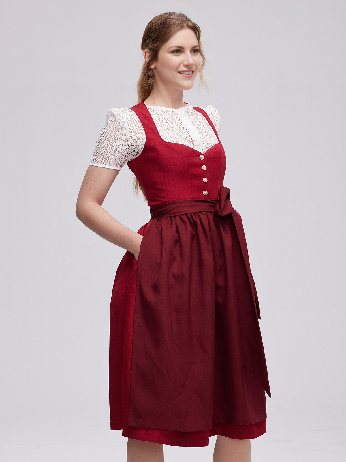 Dirndl in Rot mit modernem Schnitt