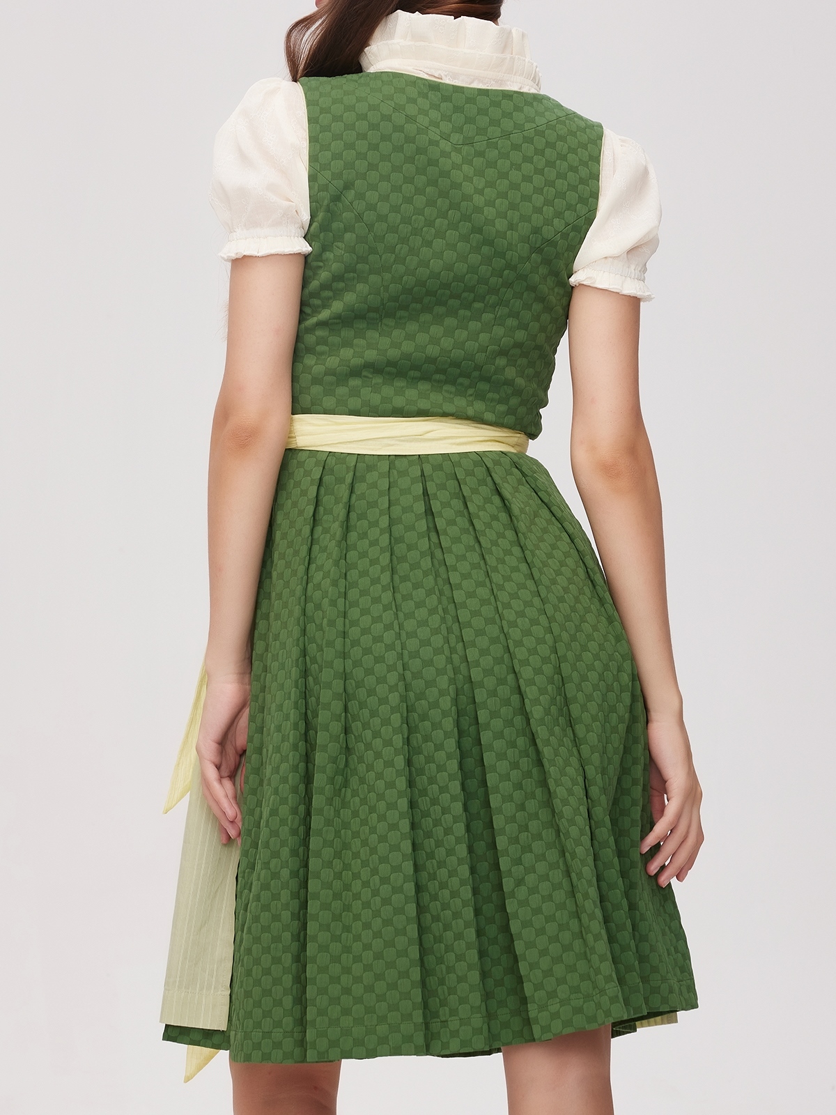 Ein modernes grünes Dirndl mit frischem Design