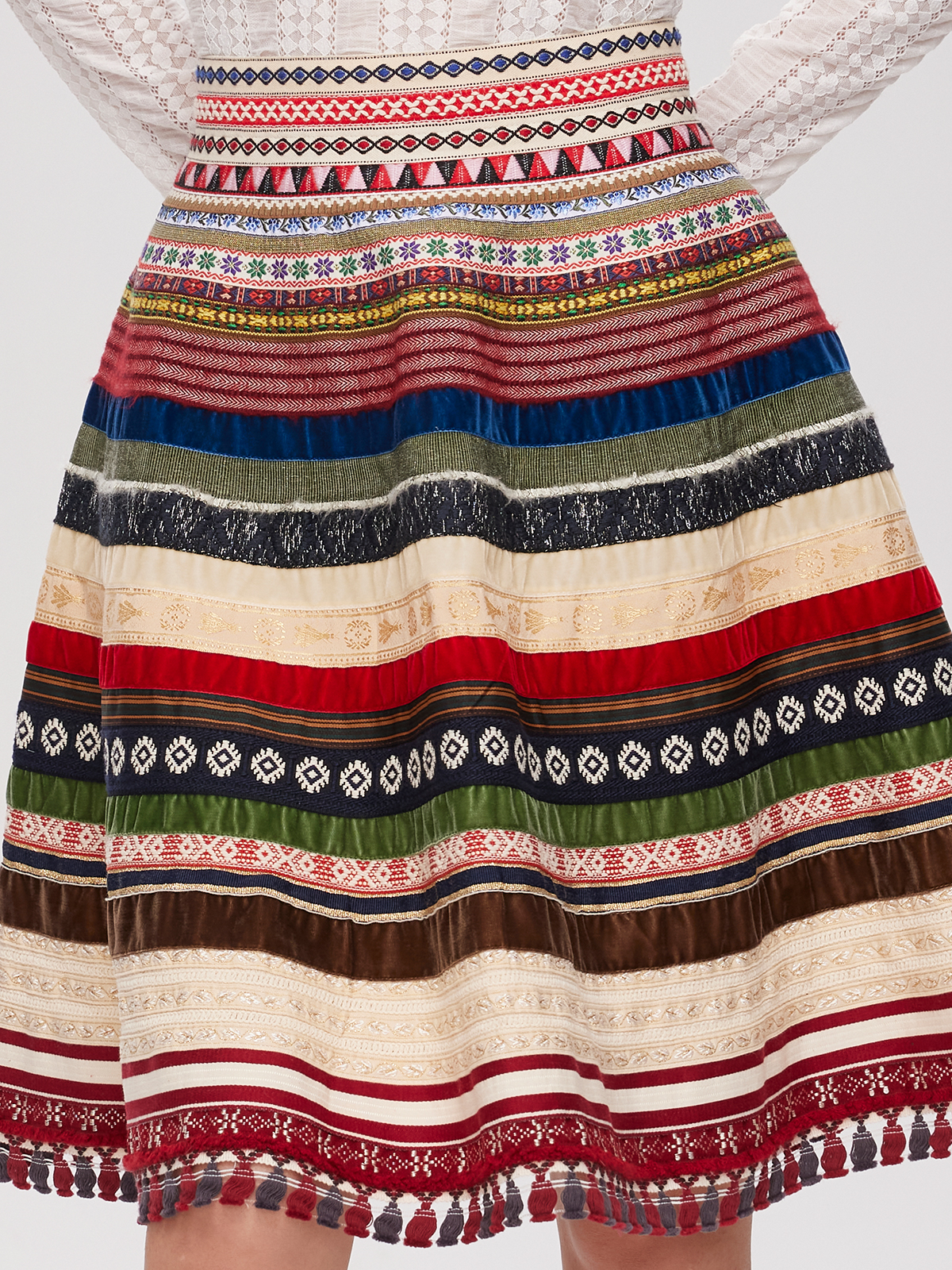 Modernes rotes Dirndl mit floralen Applikationen