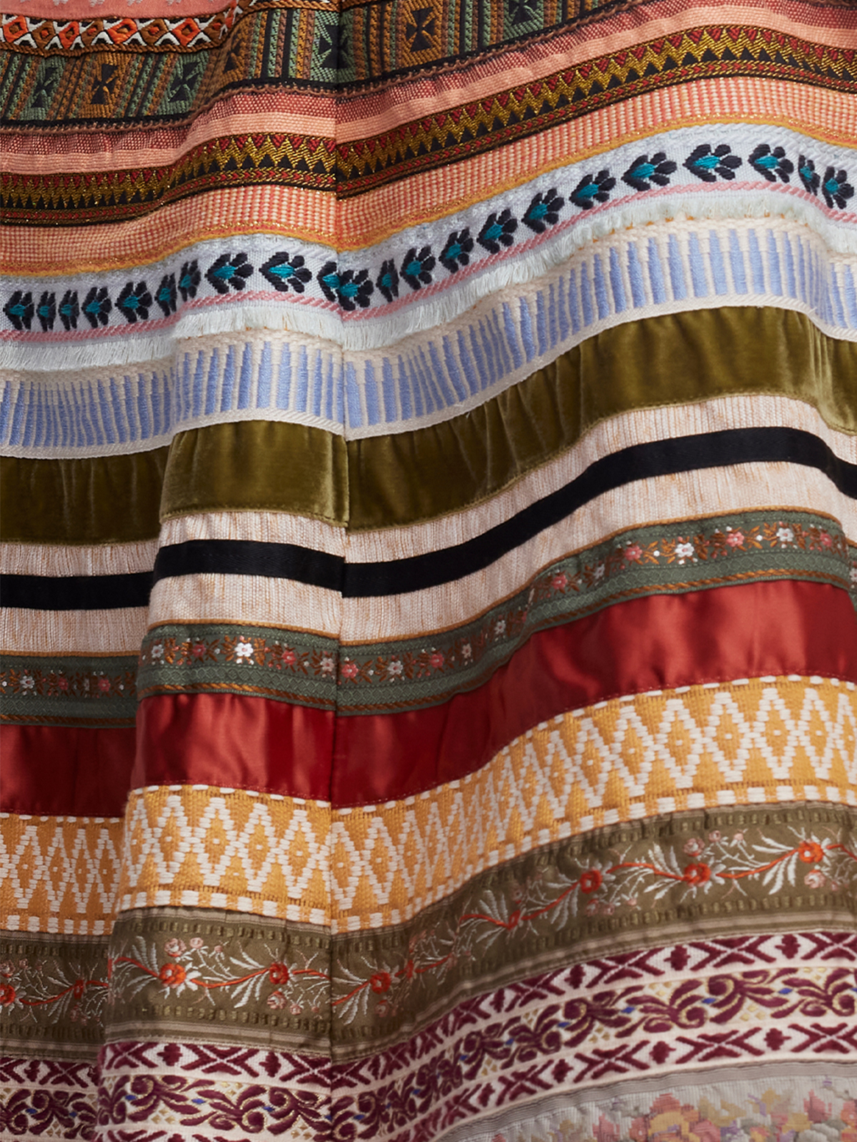 Ein elegantes weißes Dirndl mit feinen Details