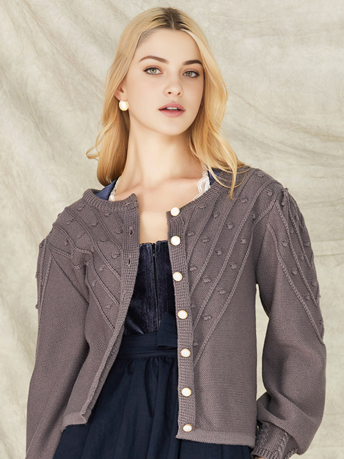 Elegantes graues Dirndl mit bestickten Details