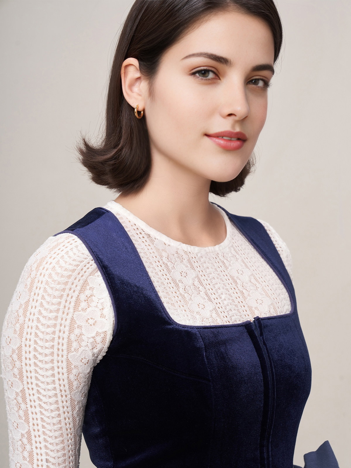 Dirndl Blau Schwarz mit floralen Details
