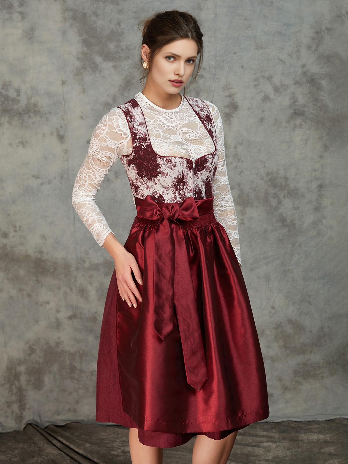 Modernes Dirndl in Rot mit hochgeschlossener Bluse