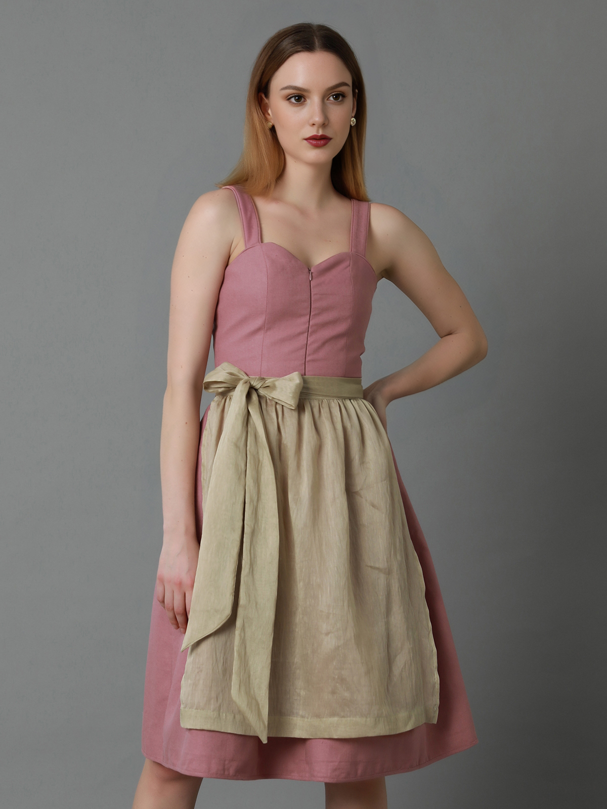 Ein romantisches rosa Dirndl mit feinen Details