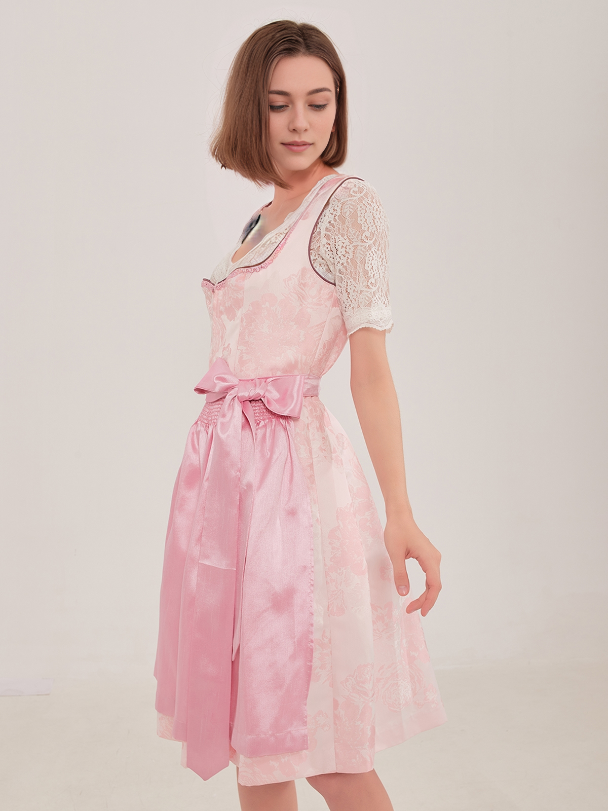 Dirndl in Schwarz-Rosa-Kombination