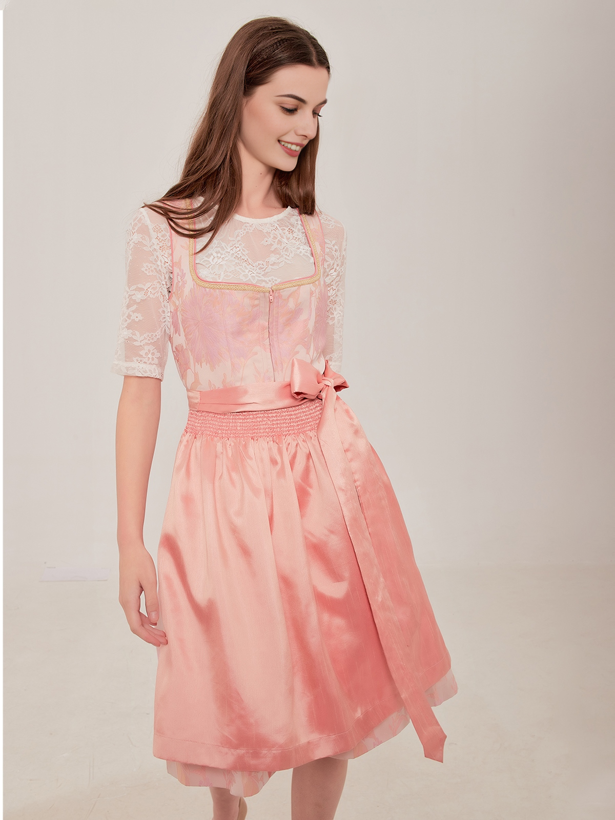 Blaues Samt Dirndl – Eleganz und Tradition vereint