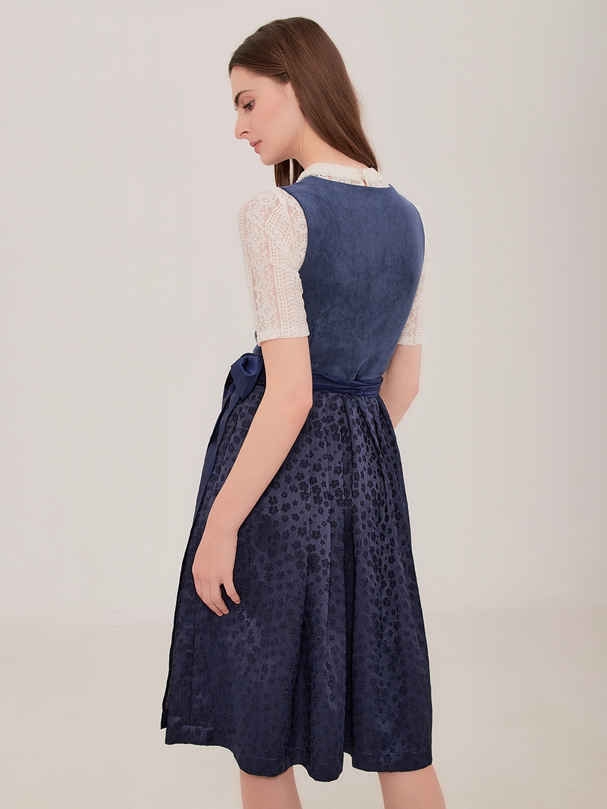 Dirndl dunkelrot – ein zeitloser Klassiker