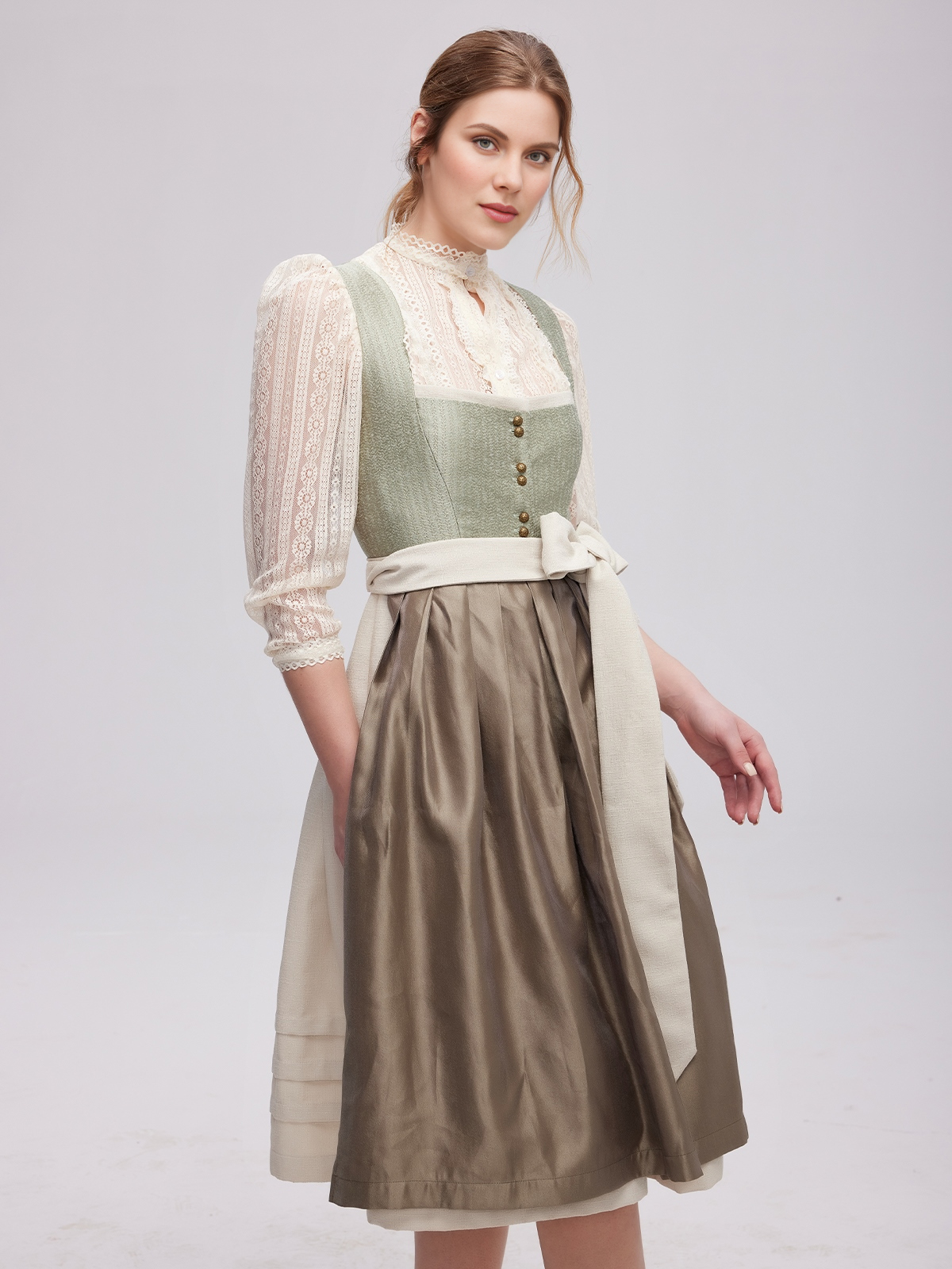 Dirndl mit Ausschnitt in Grün