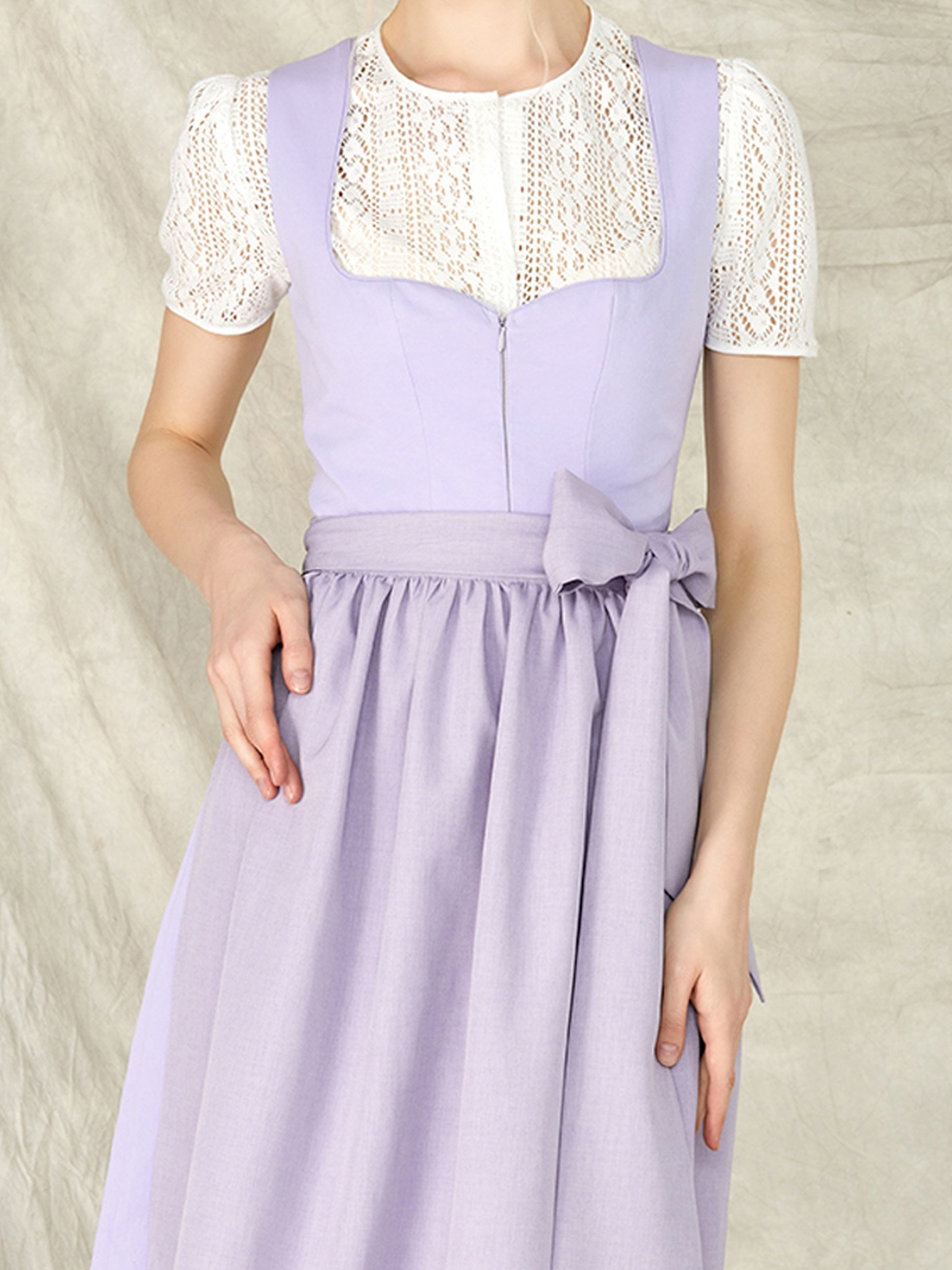 Dirndl Brombeerfarben – Eleganz in Lila