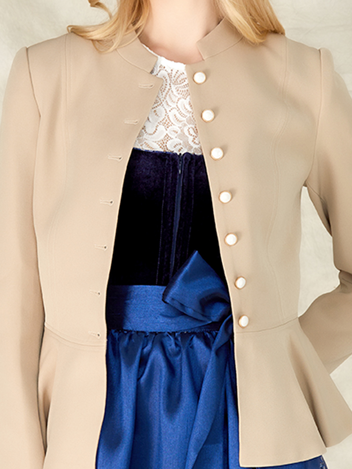 Dirndl in Braun mit modernem Schnitt