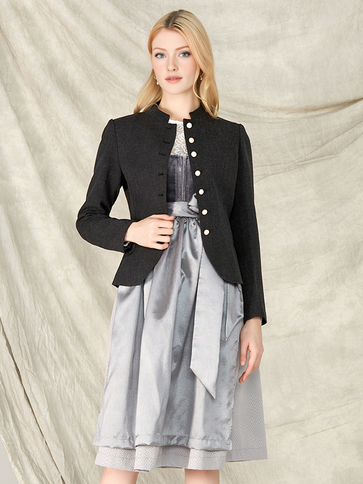 Ein modernes Dirndl in Schwarz mit floralen Akzenten