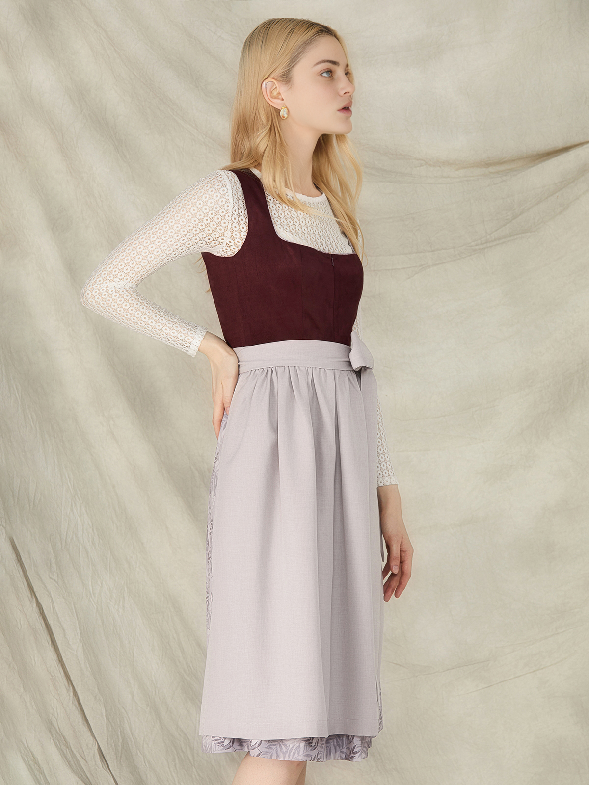 Dirndlbluse Rot in lila Umgebung