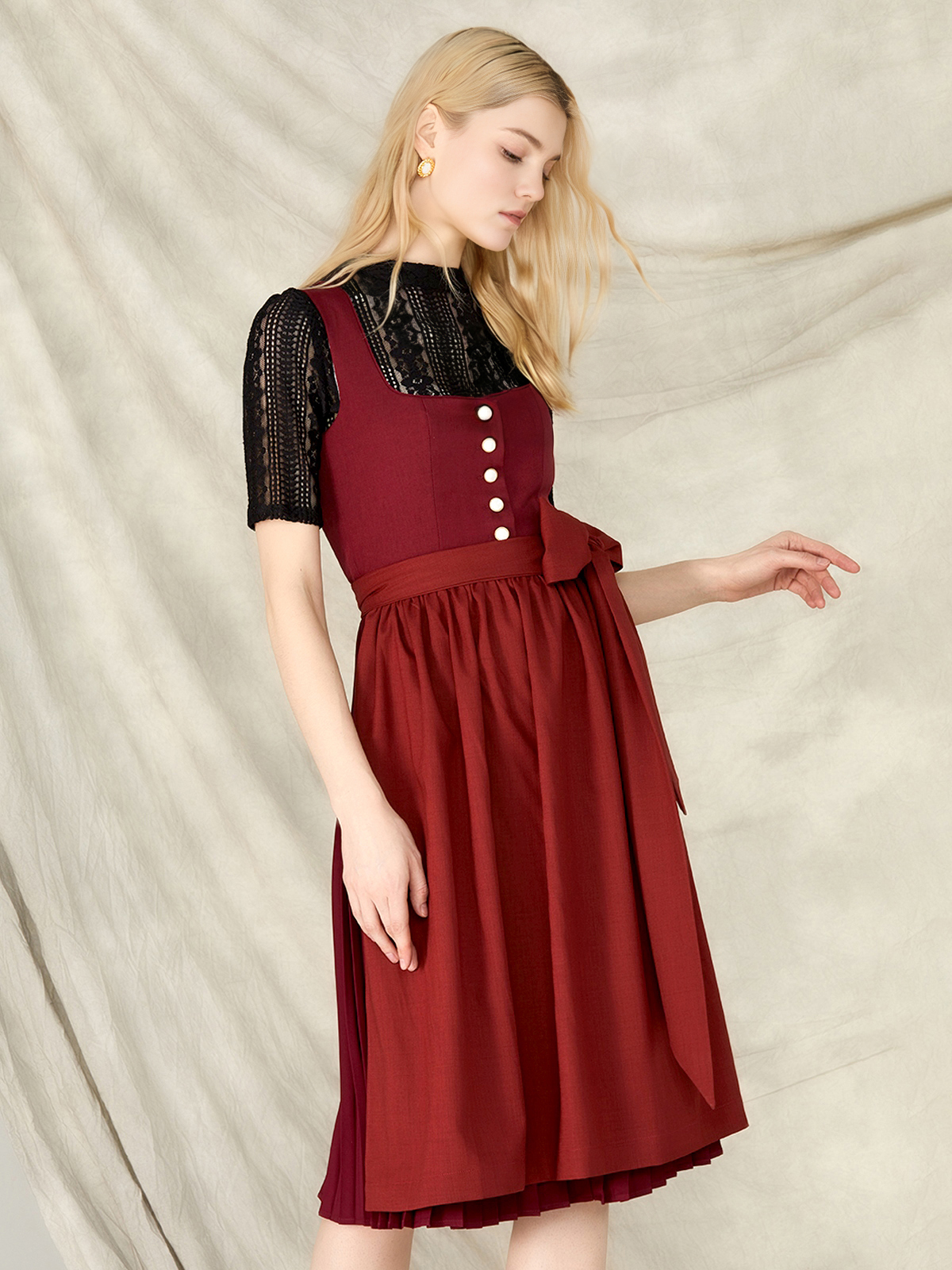 Schwarzes Dirndl mit roter Schürze
