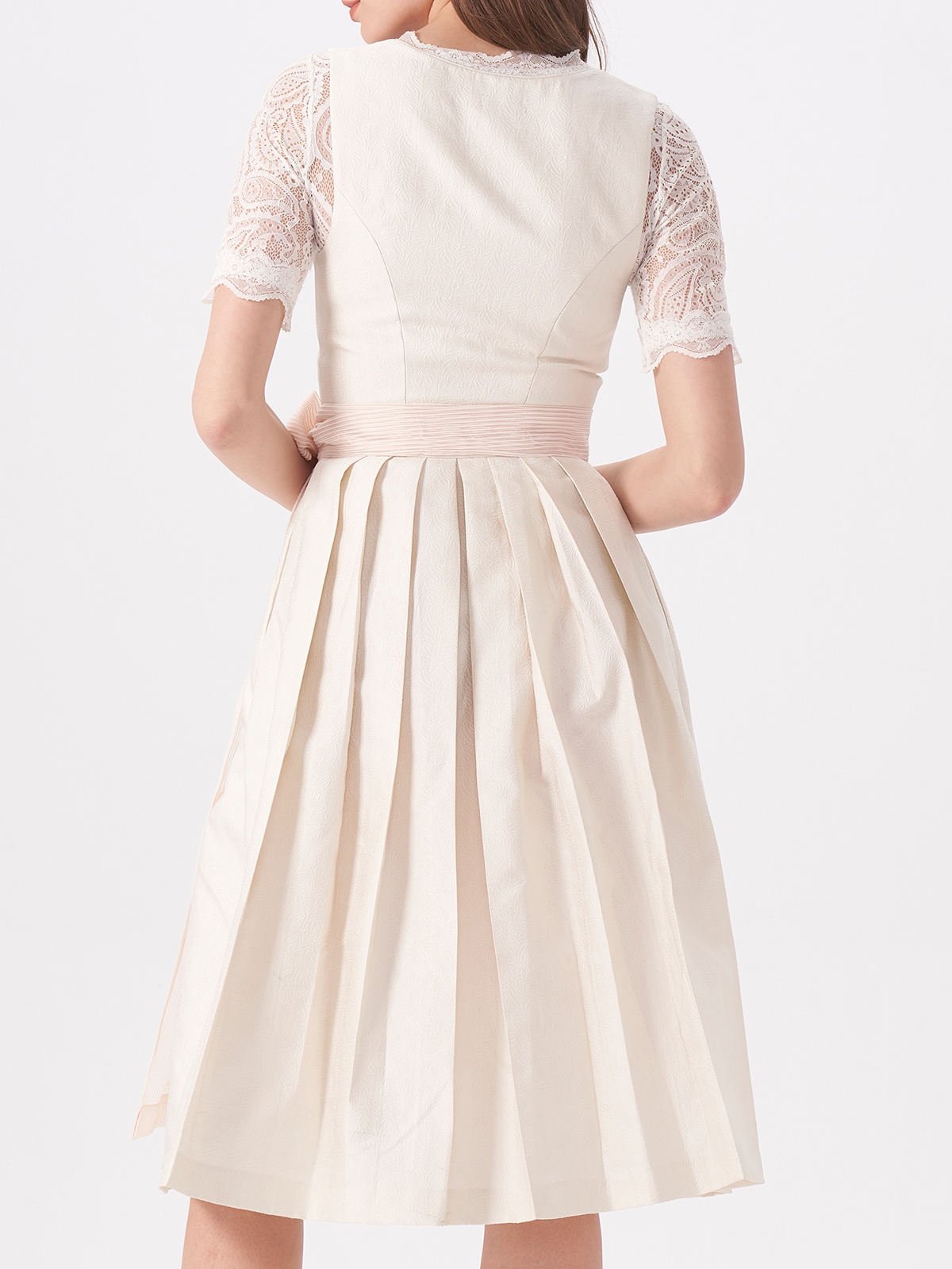 Ein klassisches beiges Dirndl mit modernem Schnitt