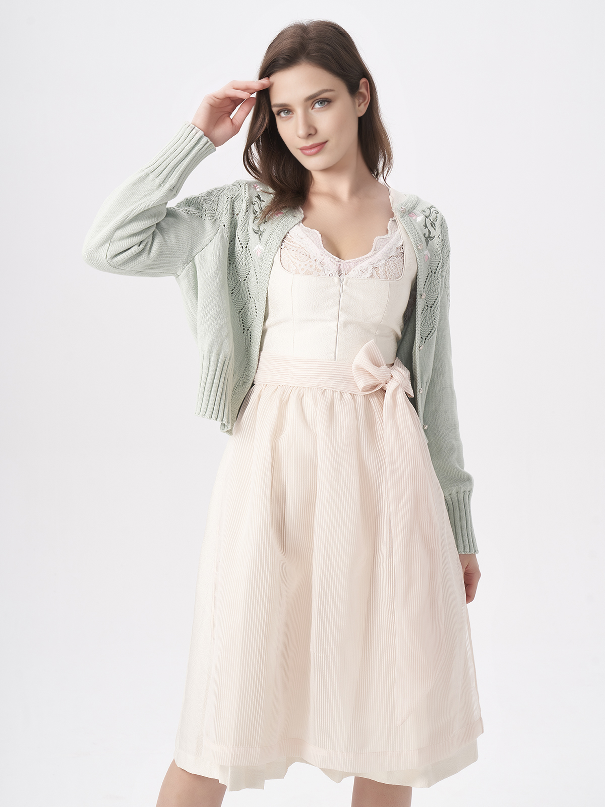 Ein dunkelgrünes Dirndl mit feinen Details und hochwertigem Stoff