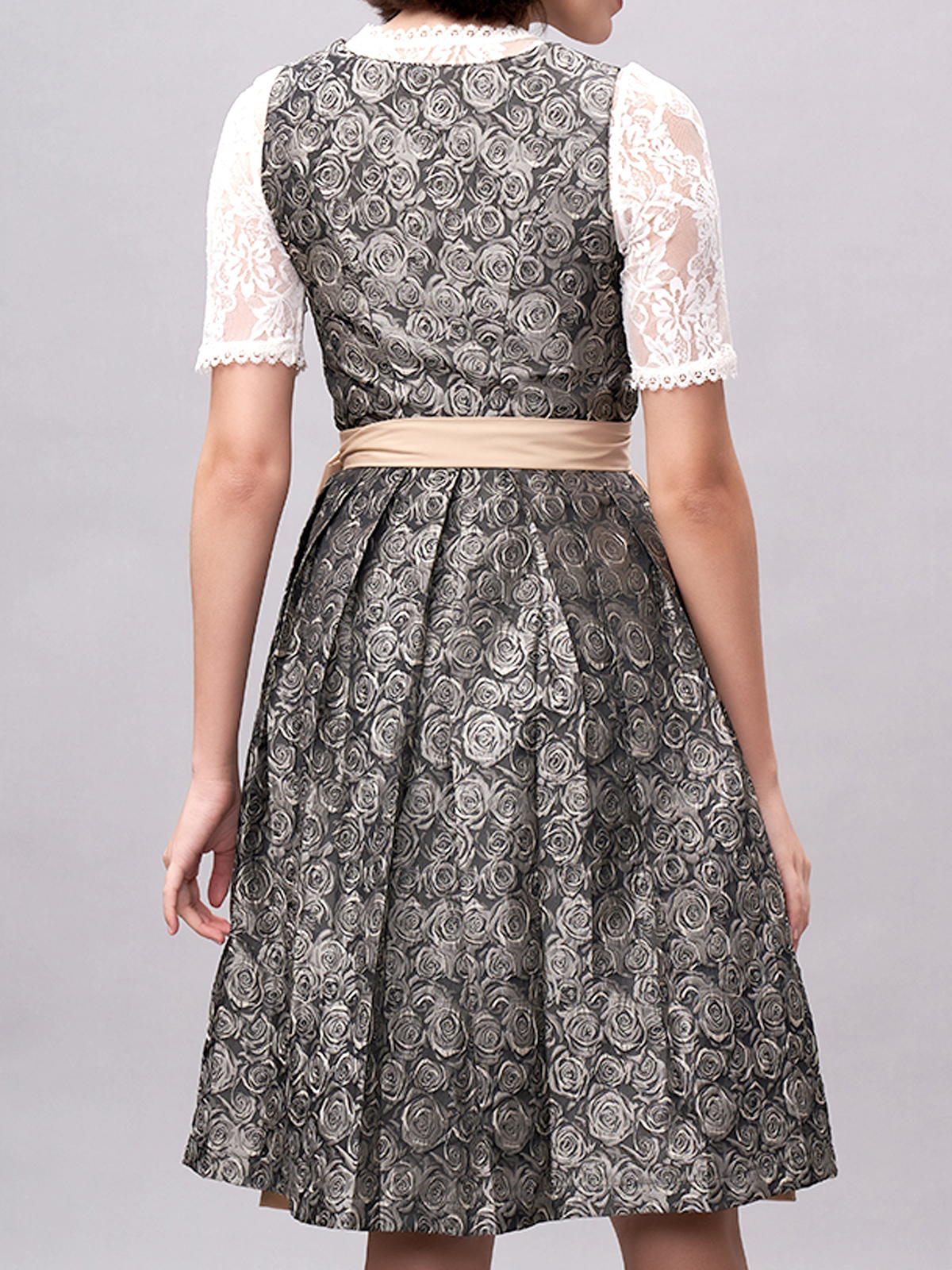 Dirndl mit schwarzer Bluse