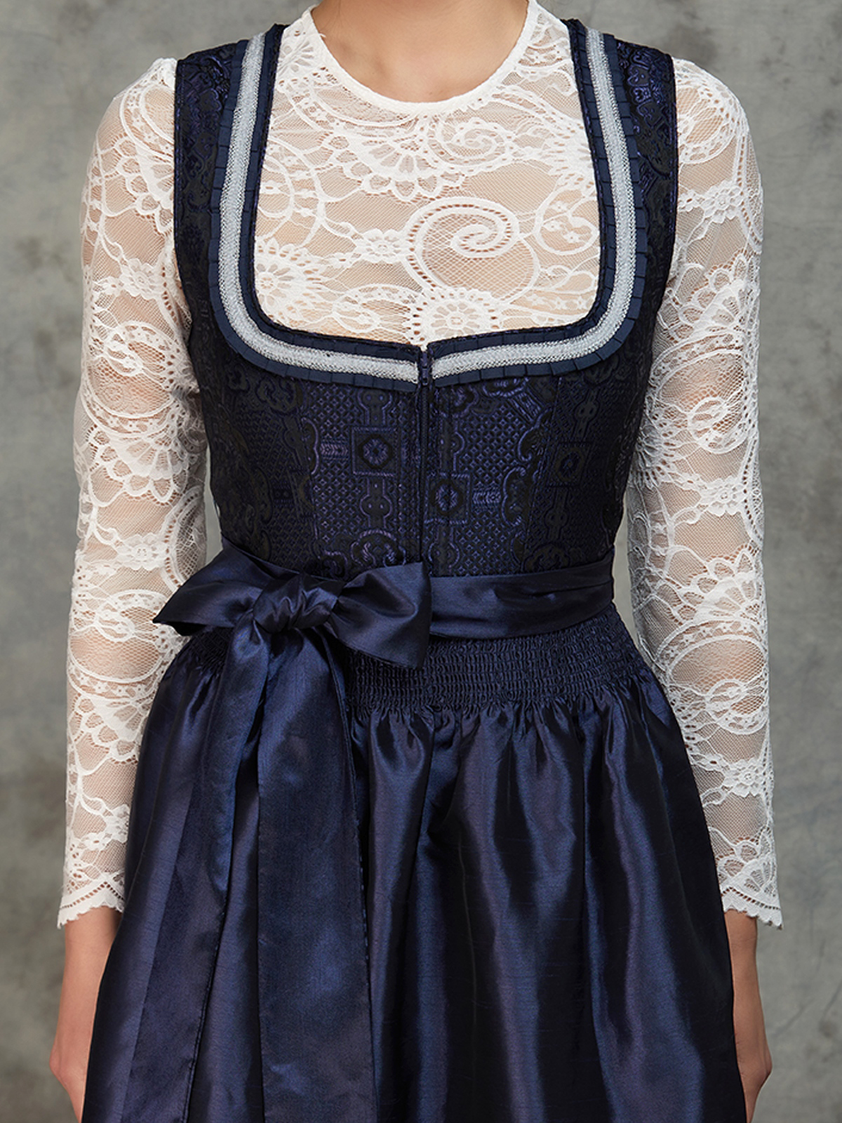 Olivgrünes Dirndl mit blauer Schürze