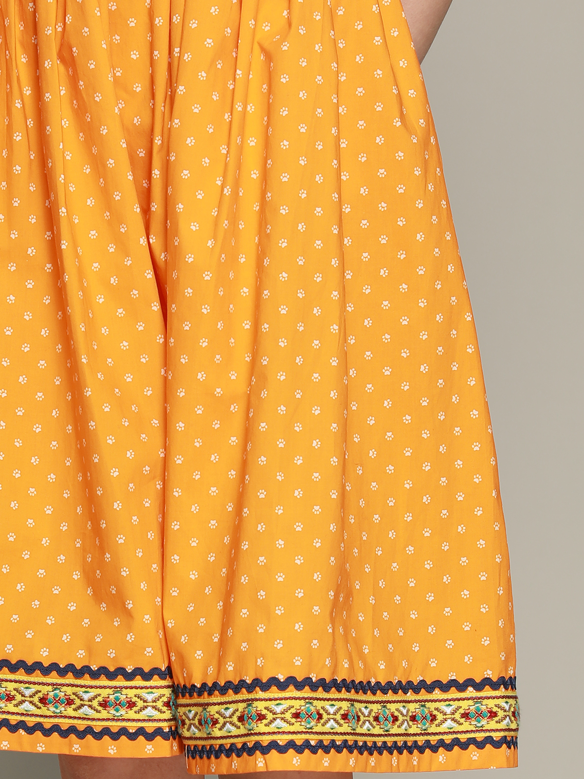 Traditionelles Dirndl in Gelb