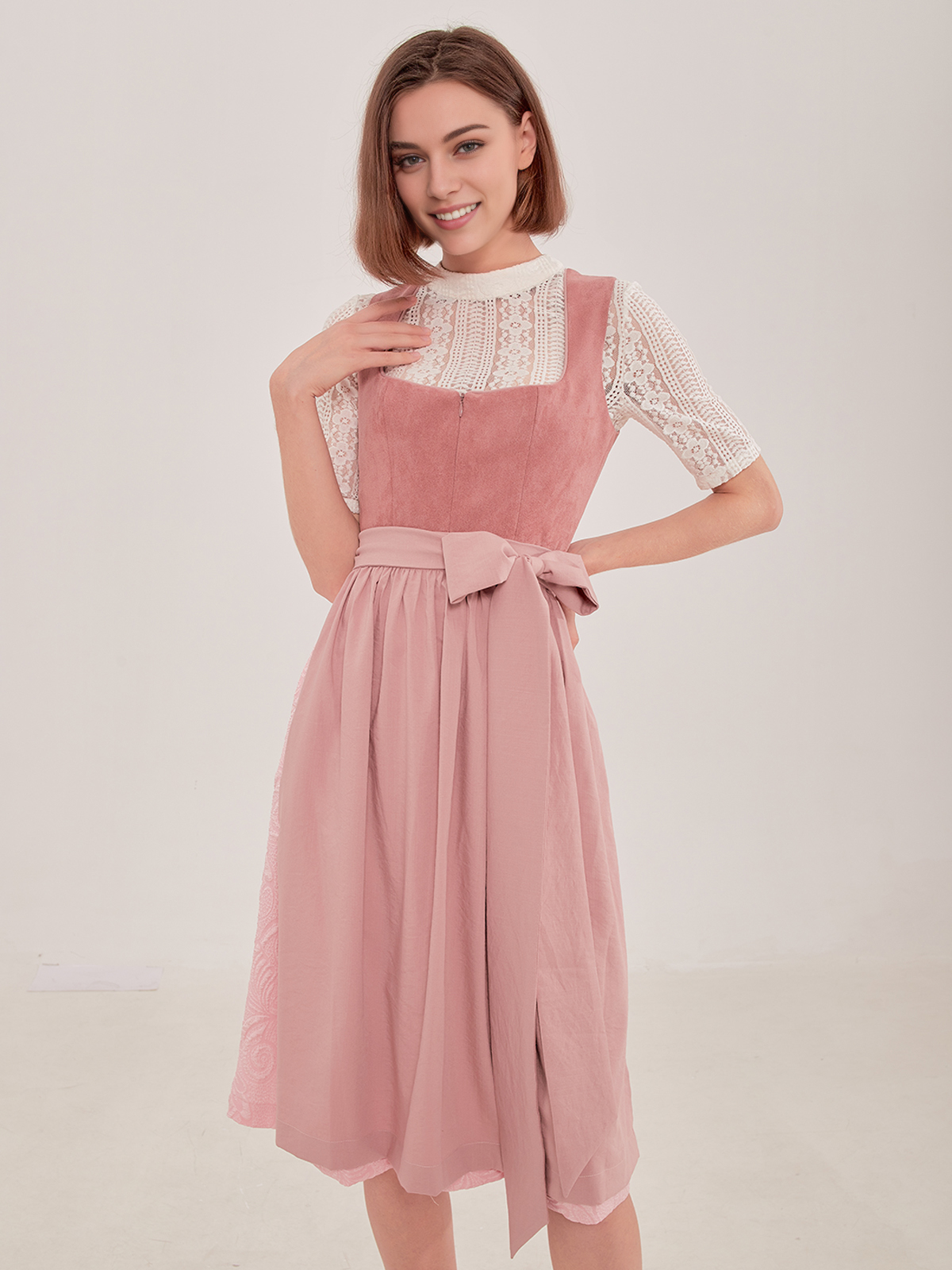Ein elegantes rosa samtenes Dirndl mit modernem Schnitt