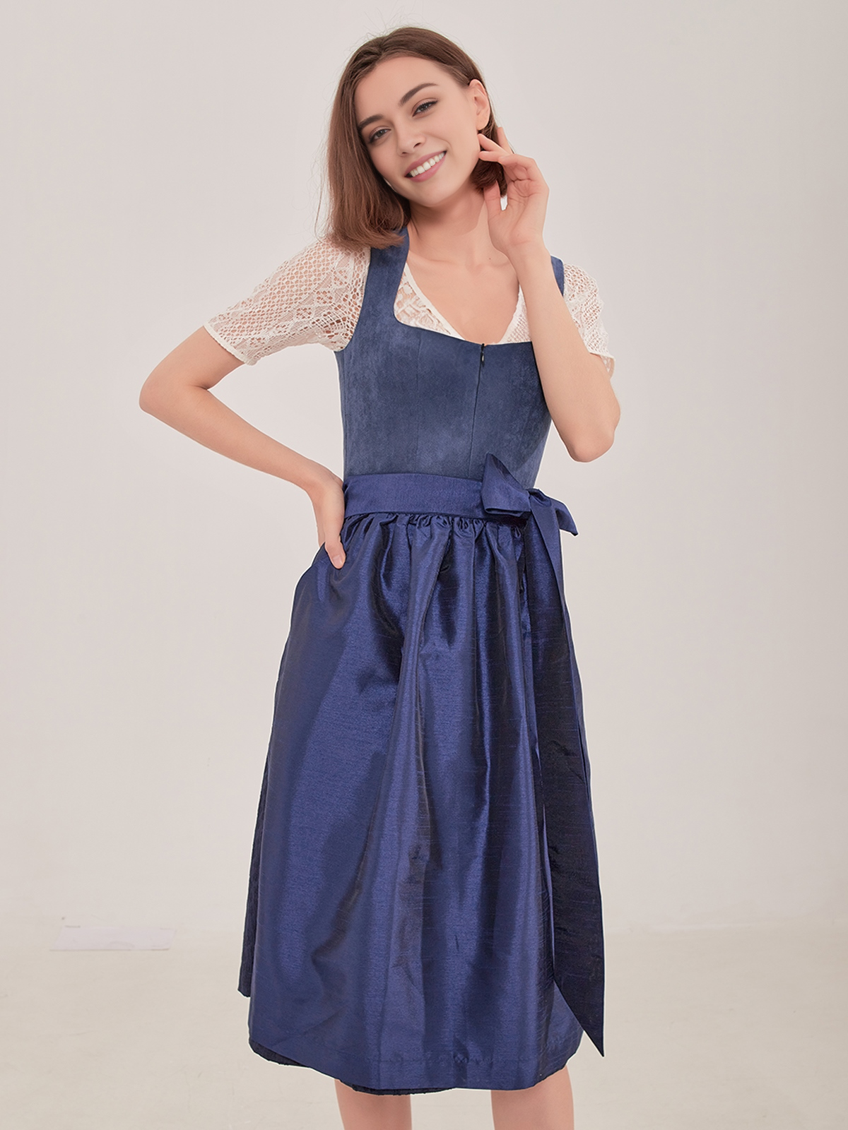 Traditionelles Dirndl mit V-Ausschnitt Bluse in Blau