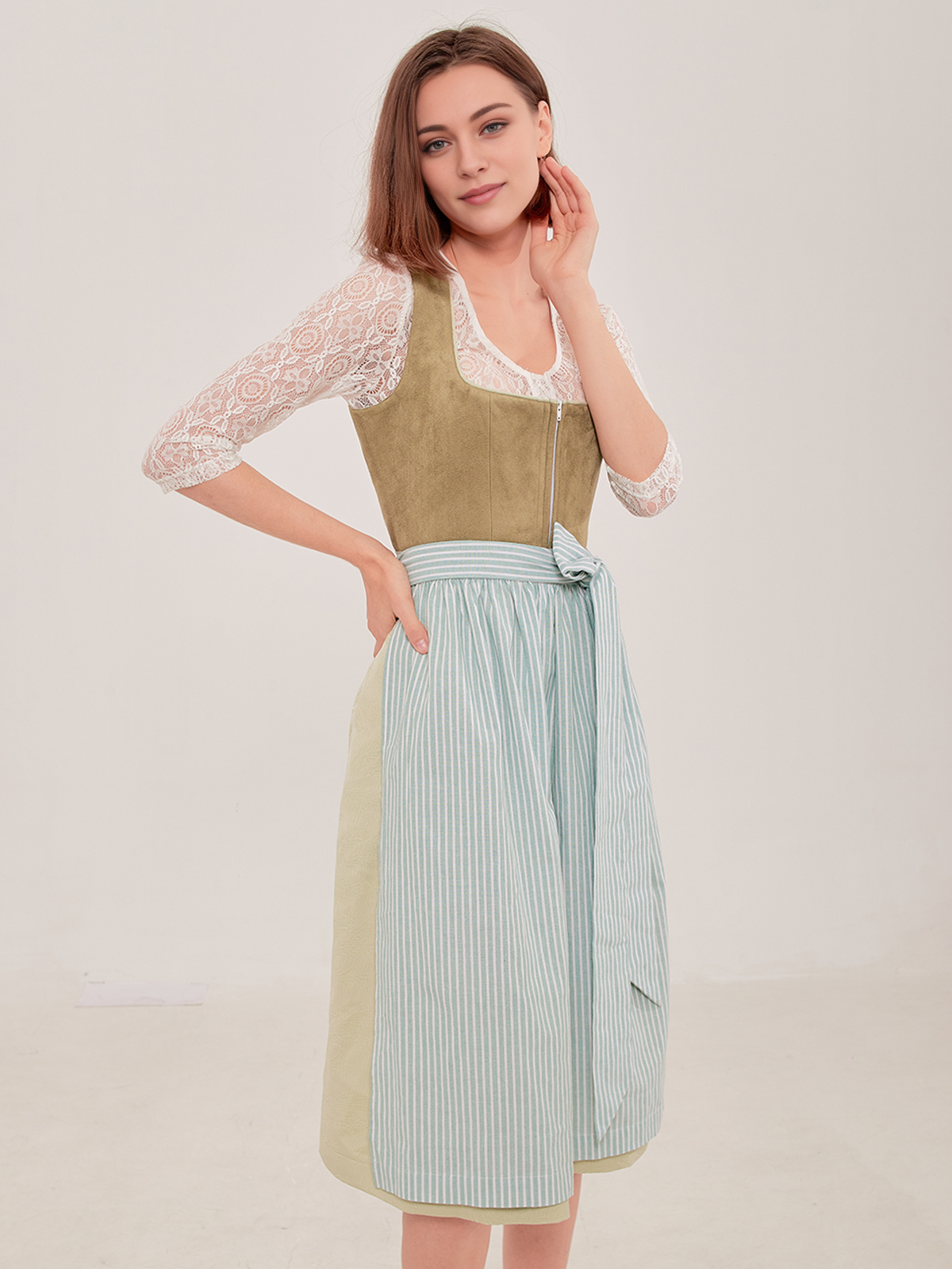 Modernes Dirndl in Grün mit floralen Details