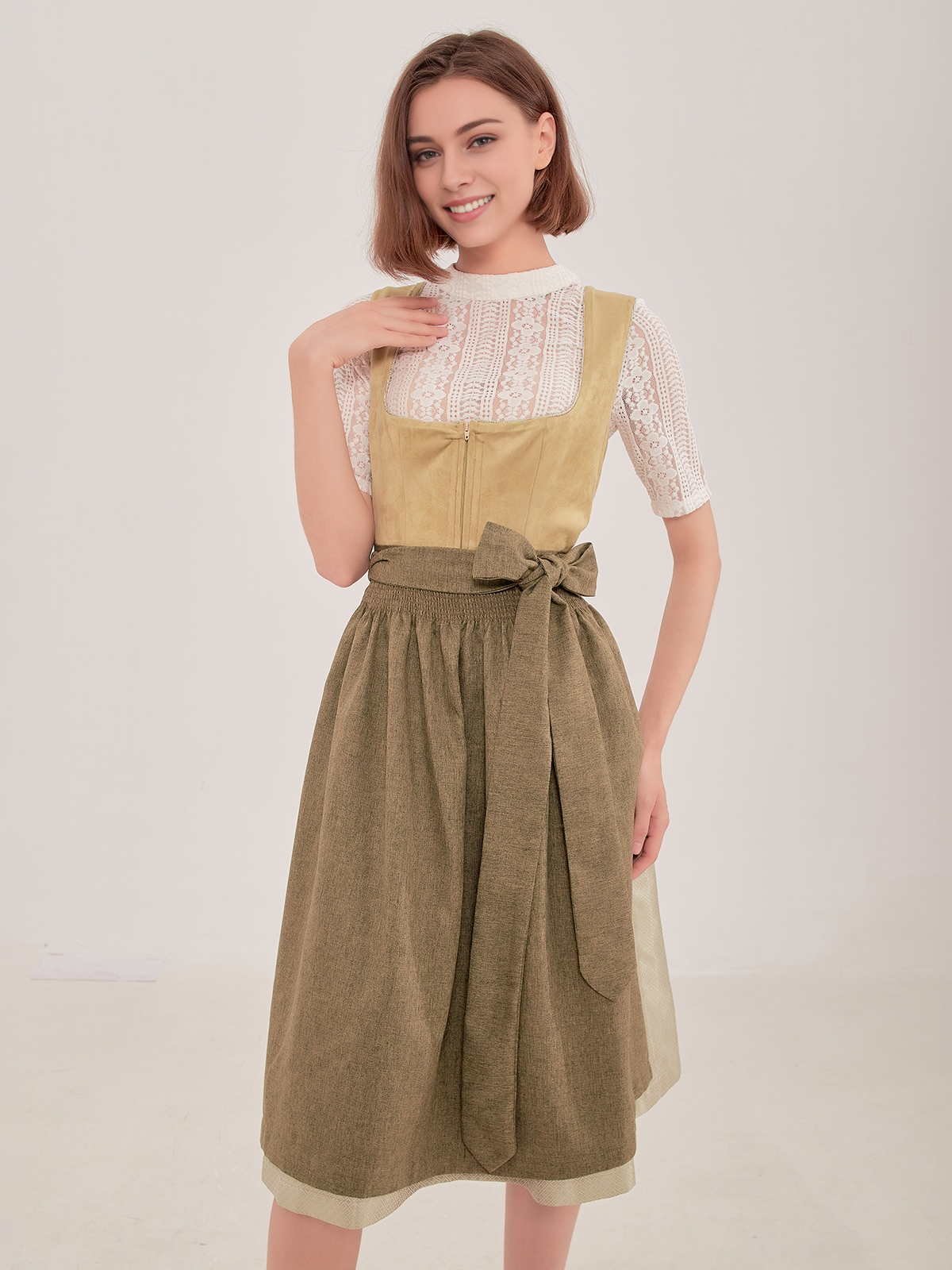 Modernes Dirndl in Grün mit floralen Details