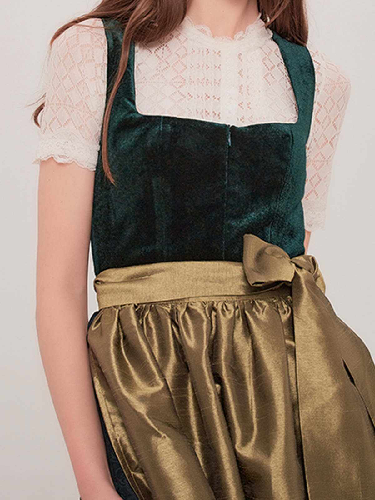 Elegante grüne Dirndlbluse mit hochgeschlossenem Schnitt