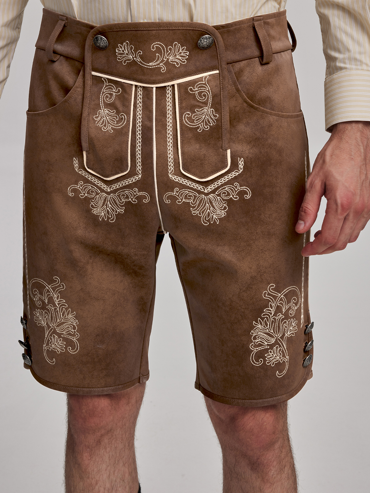 Traditionelle Dirndl-Kombination mit weißer Bluse