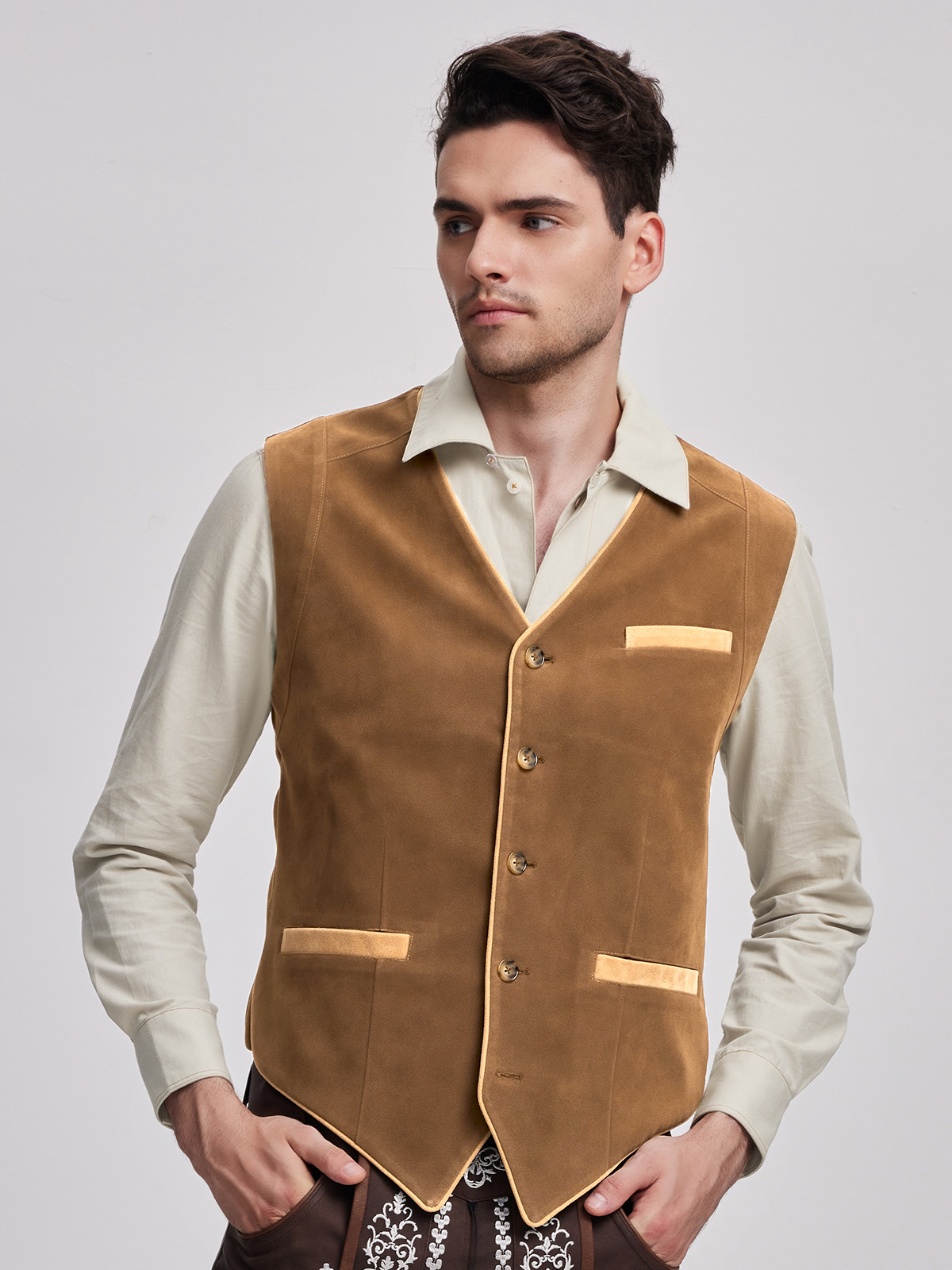 Ein elegantes schwarzes Samt-Dirndl mit gelber Weste – perfekt für festliche Anlässe