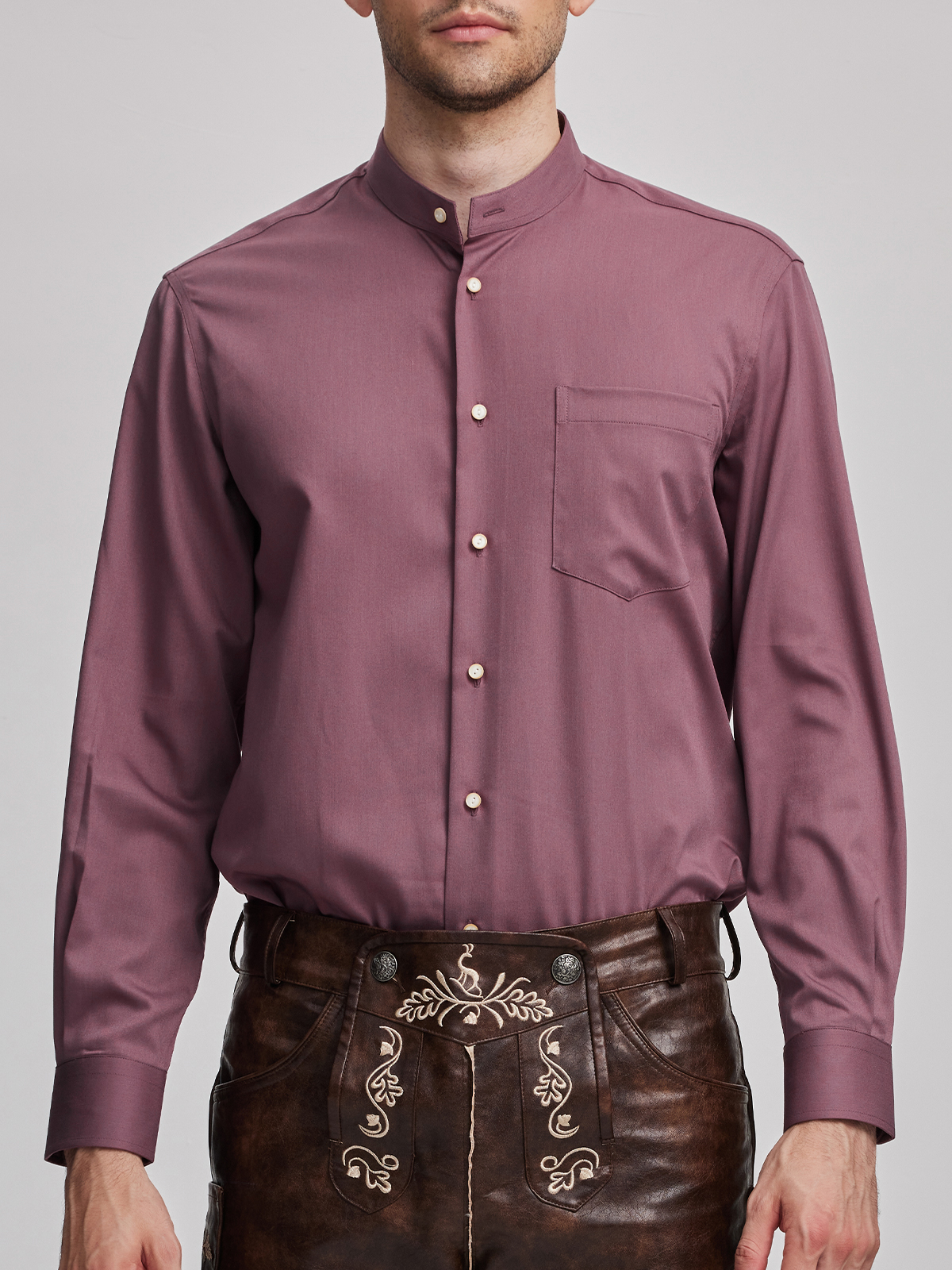 Eine moderne rosa Dirndlbluse mit Spitzendetails, die perfekt zu einem Dirndl oder auch zu einer Jeans kombiniert werden kann