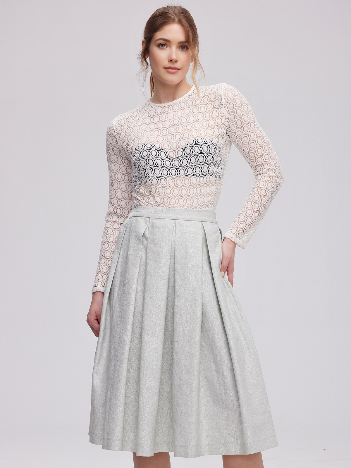 Stylisches dunkelblaues Samt-Dirndl mit modernen Accessoires