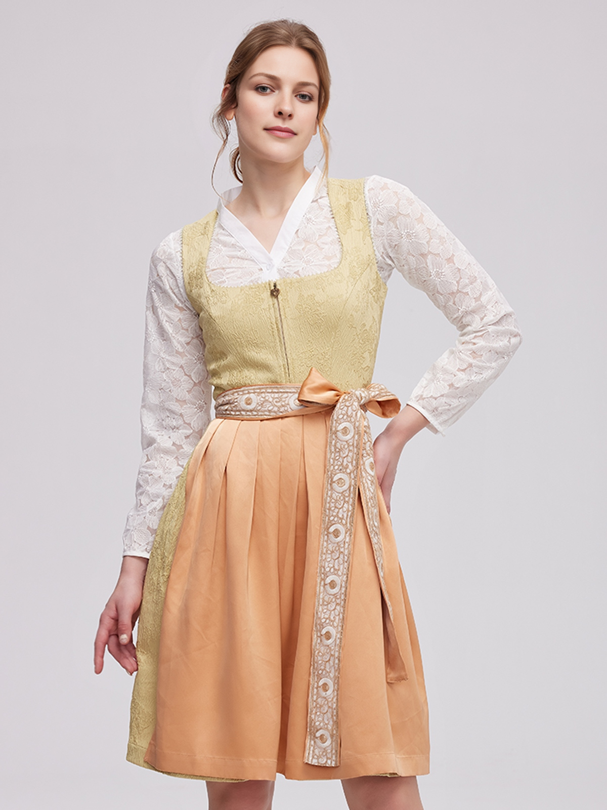 Dirndlbluse schwarz hochgeschlossen – stilvolle Eleganz