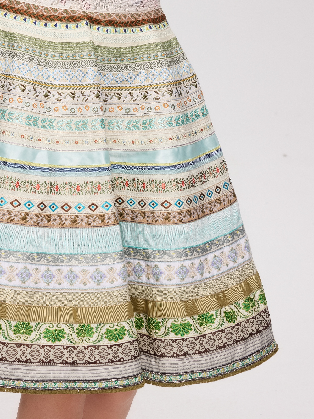 Traditionelles Dirndl mit Langarmbluse