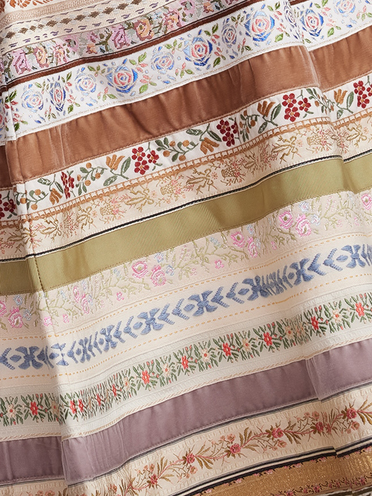 Moderne Dirndl Bluse in Beige mit traditionellen Details