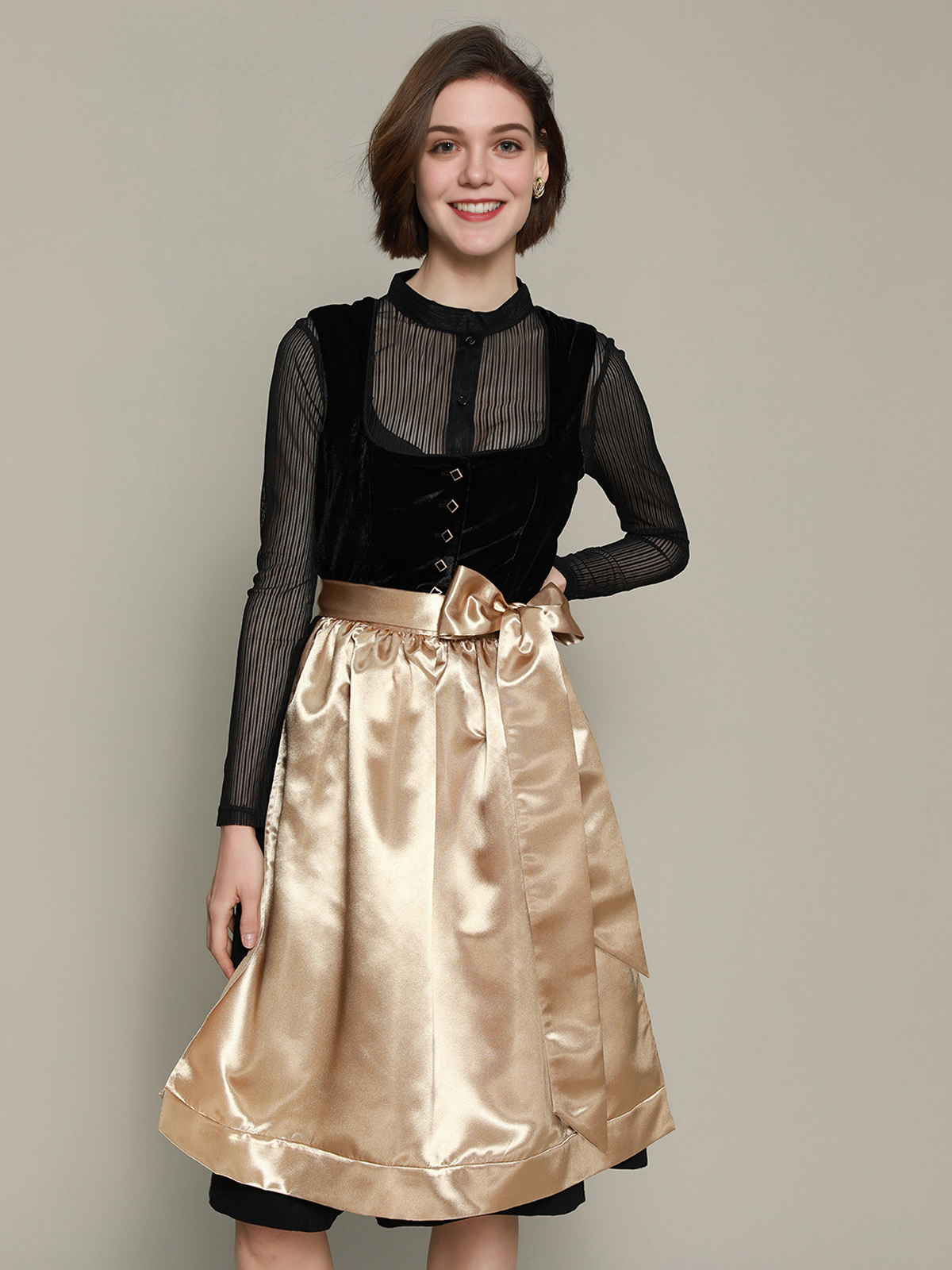 Dirndl in blau-rot – ein zeitloses Statement