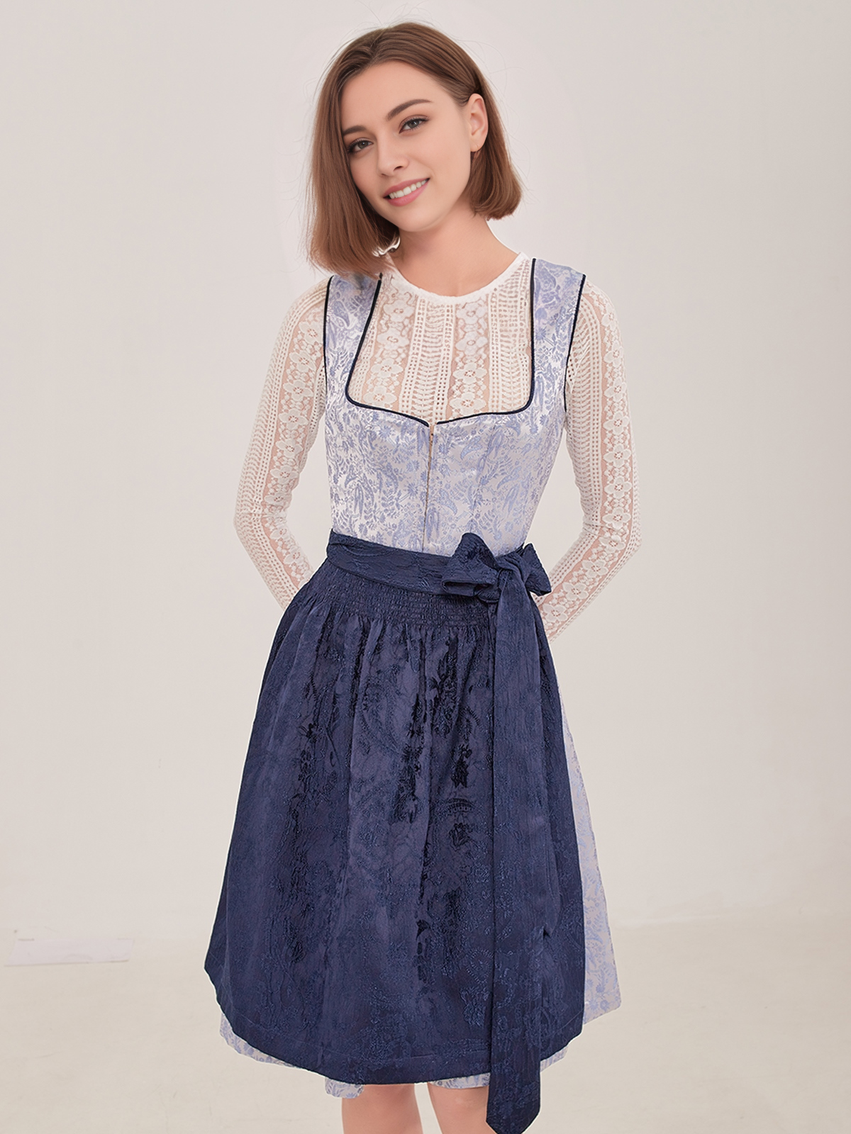 Dunkelgrünes Samtdirndl mit floralen Details