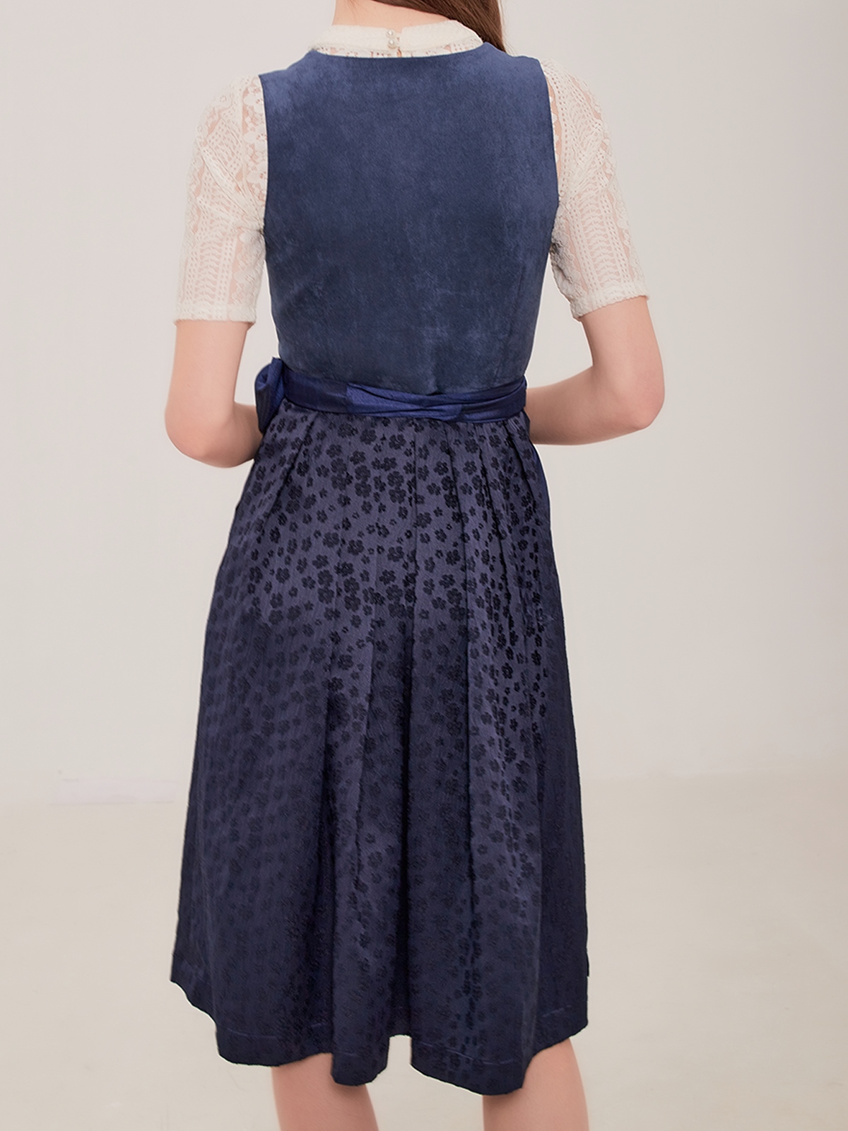 Samt Dirndl Dunkelgrün mit weißer Bluse