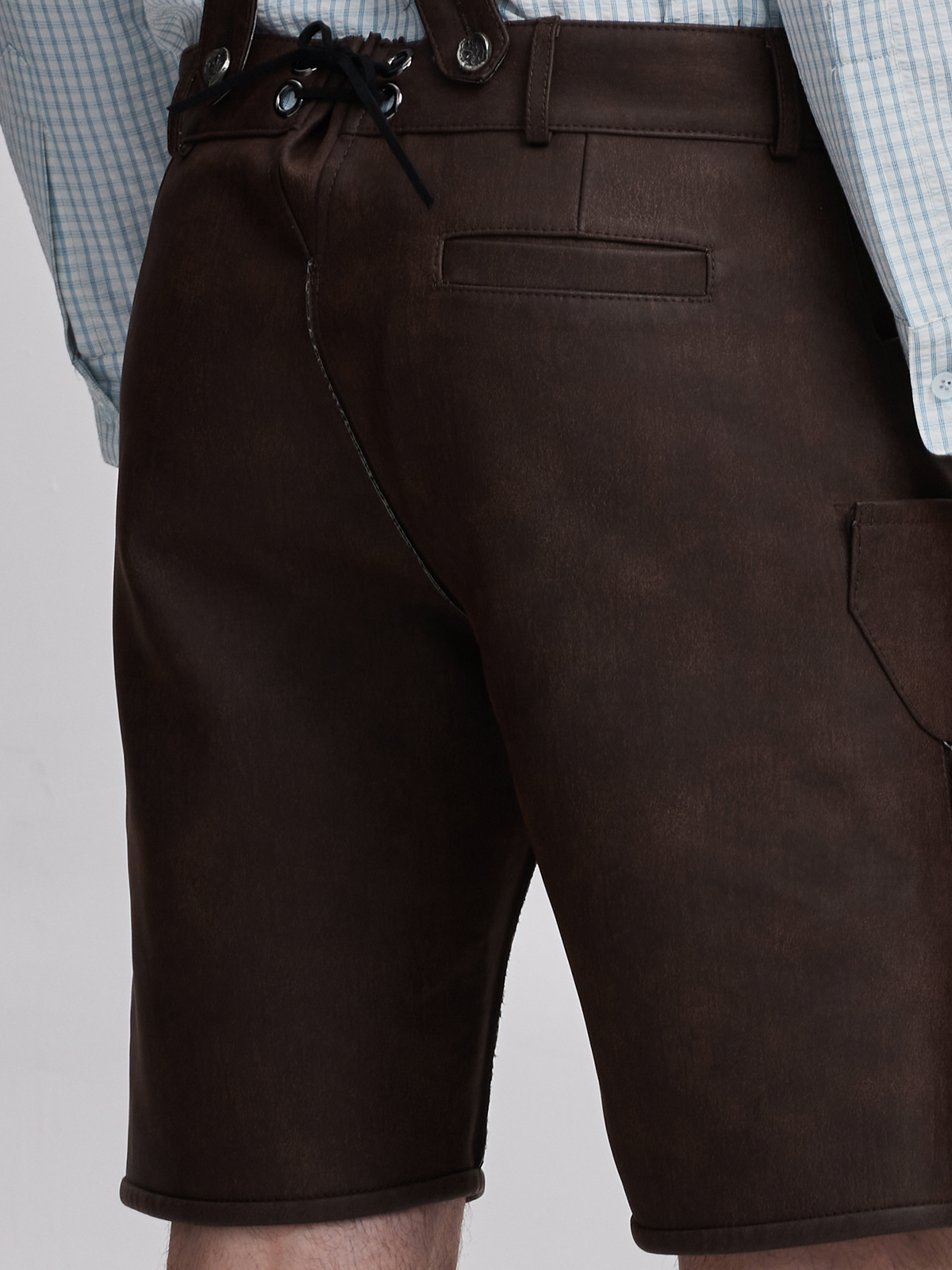 Ein dunkelblaues Dirndl mit traditioneller Stickerei