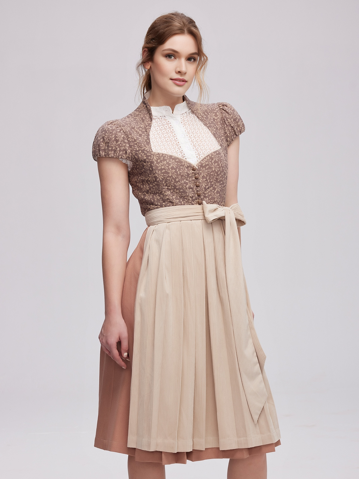 Ein elegantes rosa Dirndl mit traditionellen Details