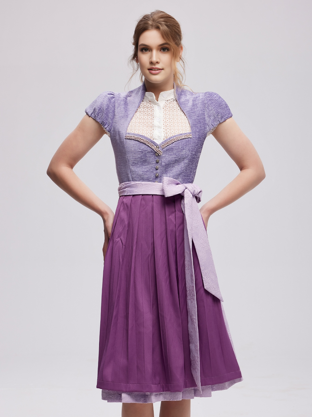 Dirndl in Lila – Eleganz und Charme